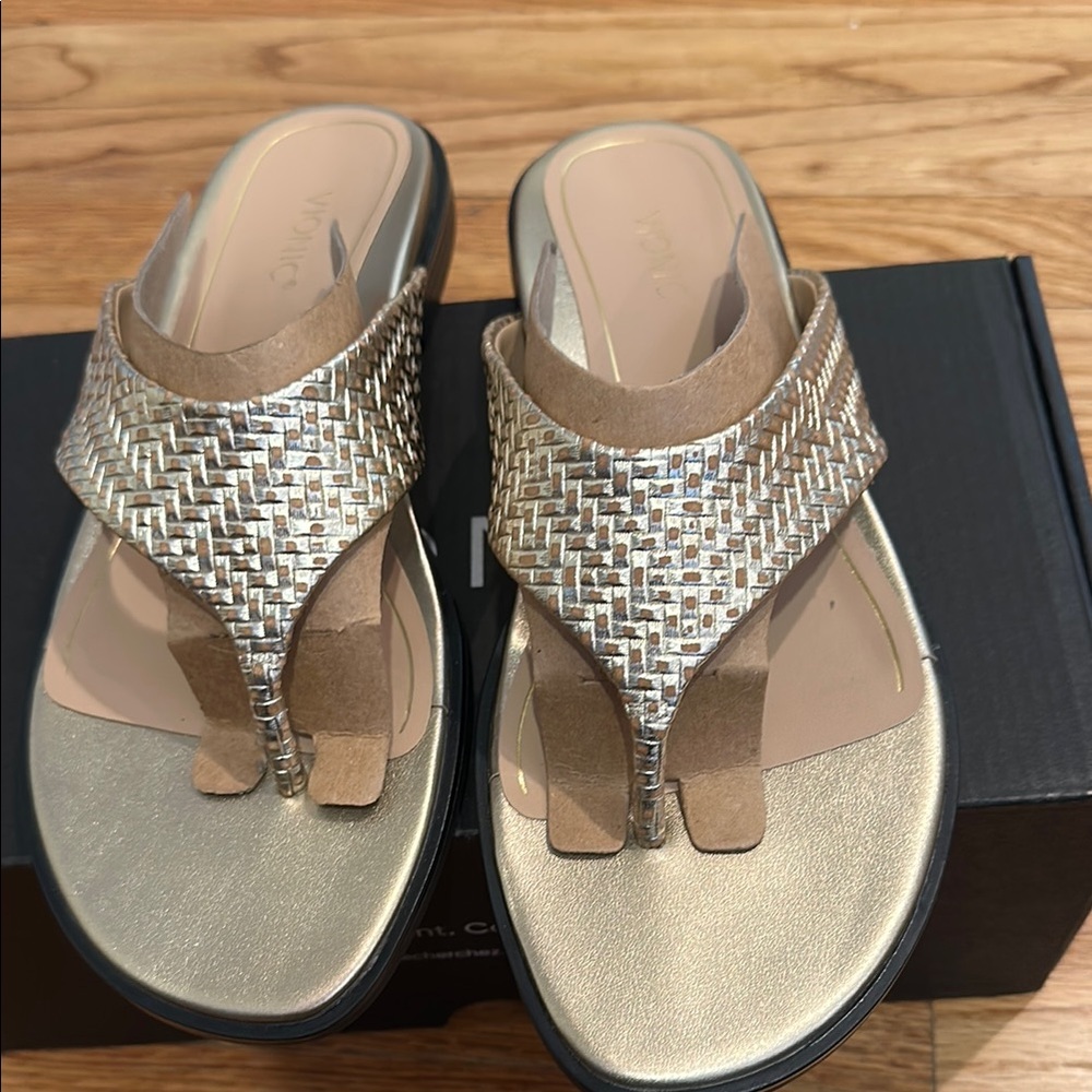 New with box Vionic Gold Woven Women's Sandals size 8